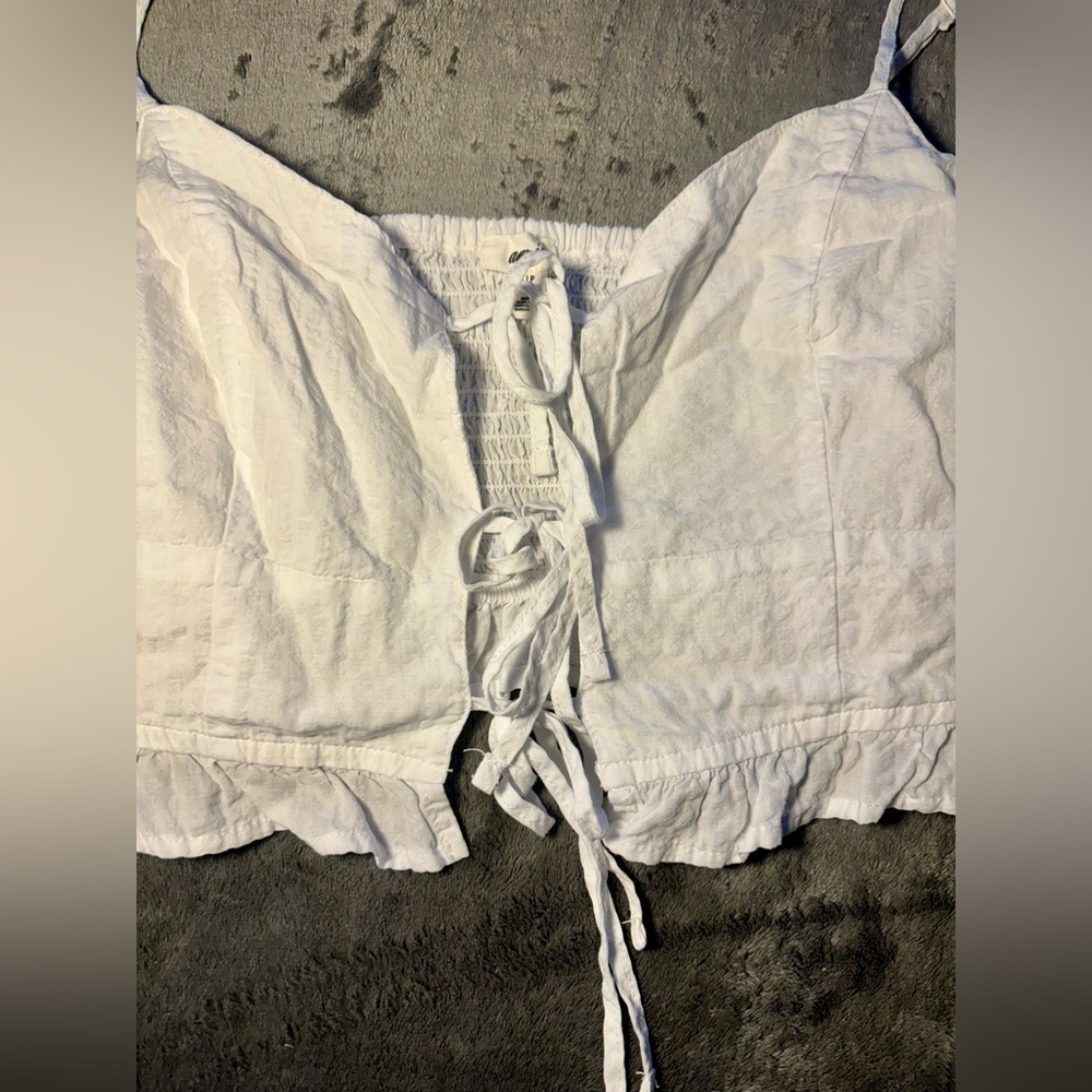 A cute white crop top with bows, would be perfect for summer!🤍 - Picture 2 of 5